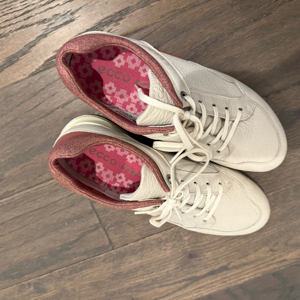 Golf Shoes -Ecco White and Purple
Only wore few times